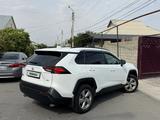 Toyota RAV4 2021 года за 15 500 000 тг. в Тараз – фото 2