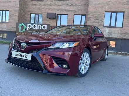 Toyota Camry 2019 года за 12 500 000 тг. в Актобе – фото 2