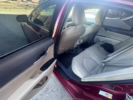 Toyota Camry 2019 года за 12 500 000 тг. в Актобе – фото 12