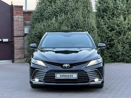 Toyota Camry 2021 года за 16 800 000 тг. в Алматы – фото 2