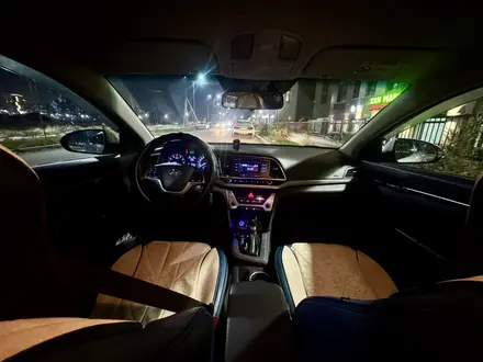 Hyundai Elantra 2017 года за 6 700 000 тг. в Шымкент – фото 3