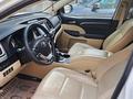 Toyota Highlander 2015 годаfor15 800 000 тг. в Актобе – фото 8