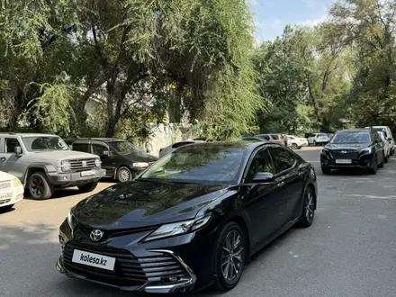 Toyota Camry 2023 года за 14 900 000 тг. в Алматы