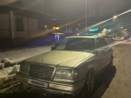 Mercedes-Benz E 220 1994 года за 1 300 000 тг. в Алматы