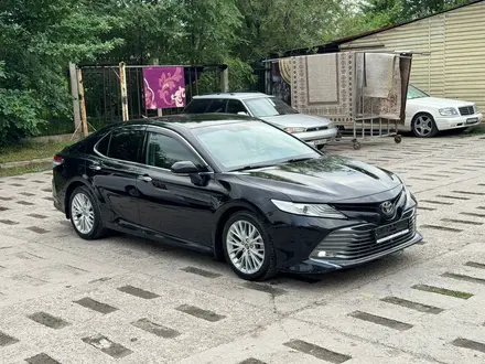 Toyota Camry 2018 года за 13 500 000 тг. в Алматы – фото 2