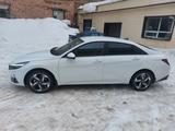 Hyundai Elantra 2022 года за 11 500 000 тг. в Караганда – фото 2