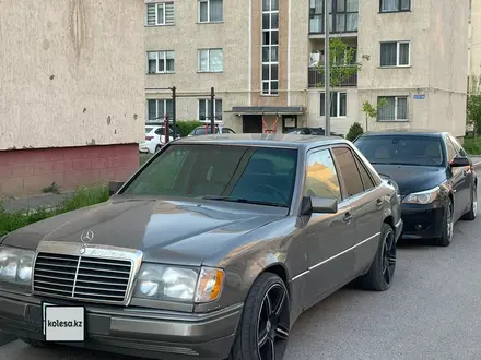 Mercedes-Benz E 220 1990 года за 1 100 000 тг. в Алматы