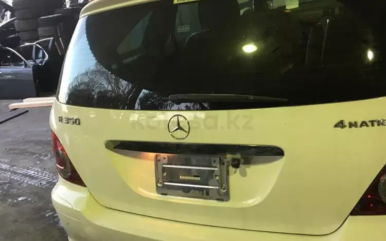 Дверь багажника на Mercedes R class за 1 000 тг. в Алматы