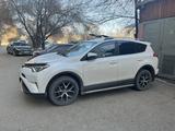 Toyota RAV4 2018 года за 13 500 000 тг. в Семей – фото 2