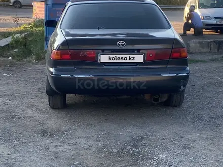 Toyota Camry 2000 года за 1 400 000 тг. в Алматы – фото 2