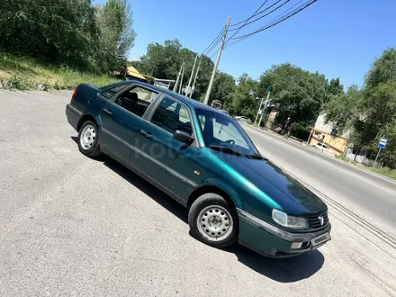 Volkswagen Passat 1995 года за 1 150 000 тг. в Алматы – фото 2