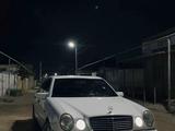 Mercedes-Benz E 320 1995 годаүшін4 500 000 тг. в Актау