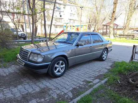 Mercedes-Benz E 220 1992 года за 2 350 000 тг. в Шымкент – фото 3