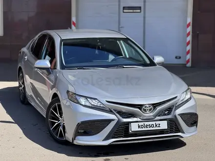 Toyota Camry 2021 года за 11 000 000 тг. в Уральск – фото 2