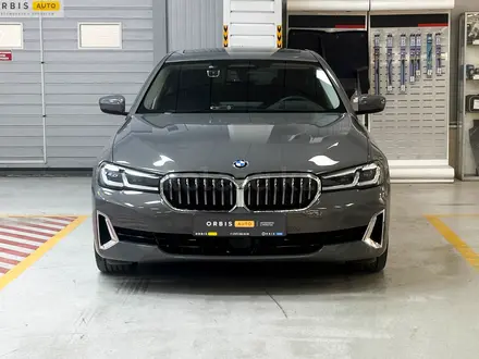BMW 520 2022 года за 24 500 000 тг. в Алматы – фото 2