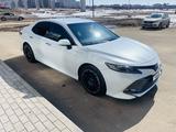 Toyota Camry 2018 года за 13 900 000 тг. в Астана – фото 2