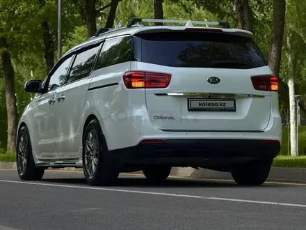 Kia Carnival 2020 года за 13 000 000 тг. в Алматы – фото 5