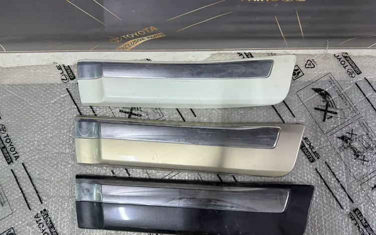 Молдинг двери задний левый Land Cruiser 200 за 30 000 тг. в Алматы