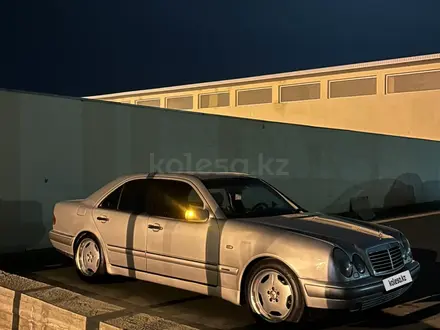 Mercedes-Benz E 320 1996 года за 3 650 000 тг. в Актау – фото 2