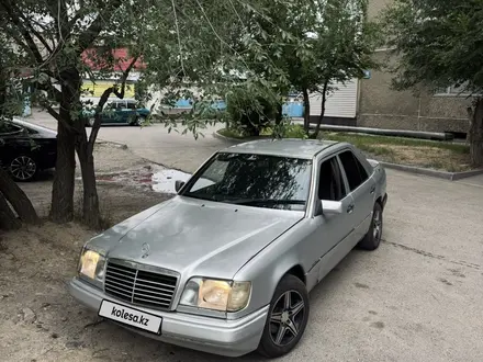 Mercedes-Benz E 220 1993 года за 730 000 тг. в Талдыкорган