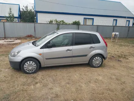 Ford Fiesta 2006 года за 1 600 000 тг. в Уральск – фото 2