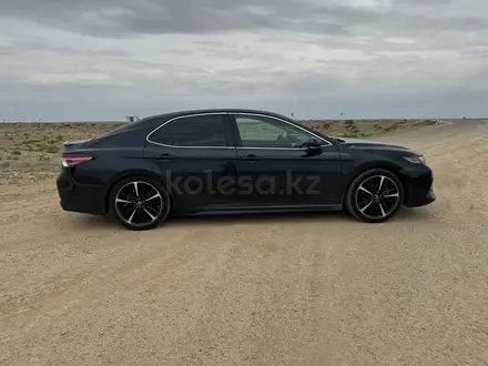 Toyota Camry 2018 года за 11 500 000 тг. в Актау – фото 2