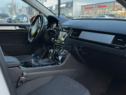 Volkswagen Touareg 2012 года за 8 900 000 тг. в Алматы – фото 17