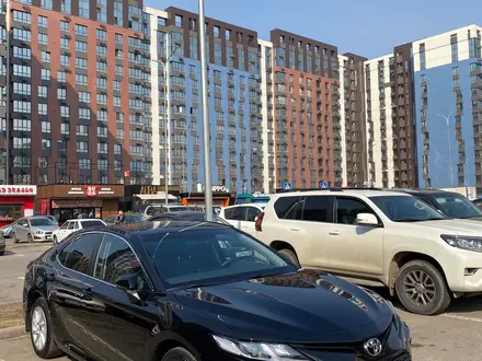 Toyota Camry 2022 года за 18 300 000 тг. в Алматы – фото 4