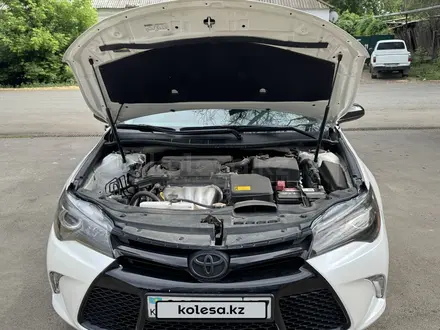 Toyota Camry 2015 года за 11 700 000 тг. в Уральск – фото 17