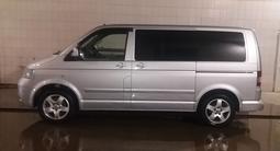 Volkswagen Multivan 2005 годаүшін10 500 000 тг. в Актобе – фото 2