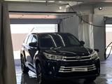 Toyota Highlander 2017 года за 13 900 000 тг. в Атырау