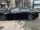 Toyota Camry 2016 года за 12 000 000 тг. в Актобе – фото 2