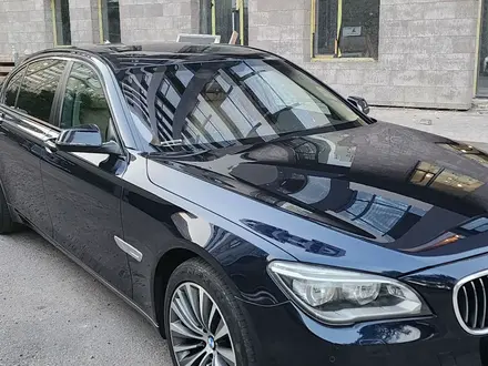 BMW 740 2015 года за 18 000 000 тг. в Алматы – фото 2