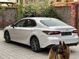 Toyota Camry 2023 года за 21 300 000 тг. в Алматы – фото 3