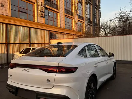 BYD Qin L DM-i Leading 2025 года за 9 550 000 тг. в Алматы – фото 5