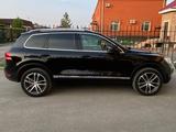 Volkswagen Touareg 2010 года за 10 000 000 тг. в Костанай – фото 2