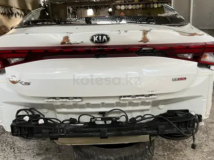 Задняя часть Kia K5 2020 за 90 000 тг. в Алматы