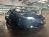 Toyota Camry 2021 года за 17 200 000 тг. в Астана – фото 2