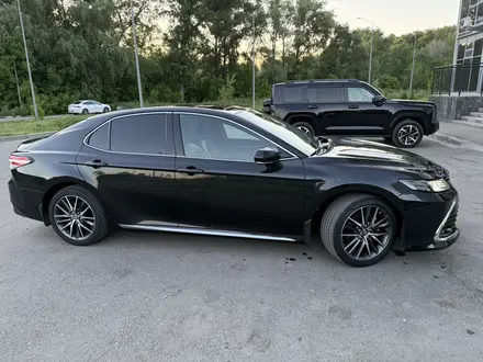 Toyota Camry 2023 года за 13 500 000 тг. в Усть-Каменогорск – фото 2