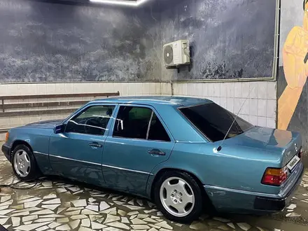 Mercedes-Benz E 220 1993 года за 2 550 000 тг. в Кызылорда – фото 4