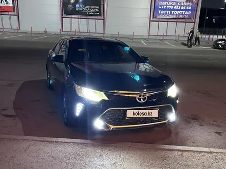 Toyota Camry 2015 года за 11 500 000 тг. в Актобе – фото 2