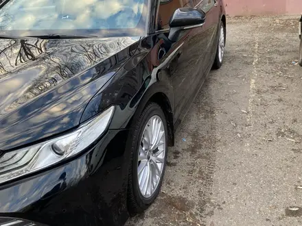 Toyota Camry 2018 года за 13 200 000 тг. в Астана – фото 2