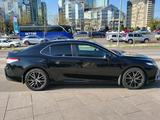 Toyota Camry 2021 года за 13 500 000 тг. в Алматы – фото 3