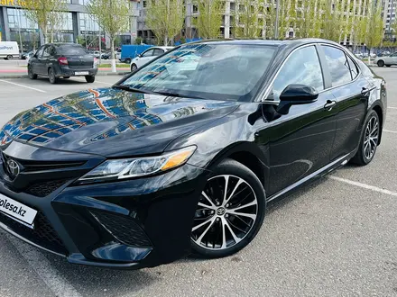 Toyota Camry 2020 года за 13 700 000 тг. в Астана