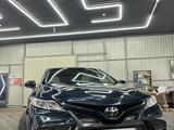 Toyota Camry 2018 года за 13 500 000 тг. в Алматы – фото 2