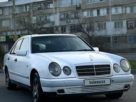 Mercedes-Benz E 230 1997 года за 2 500 000 тг. в Тараз – фото 4