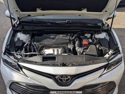 Toyota Camry 2019 года за 11 195 000 тг. в Караганда – фото 23