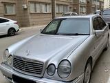 Mercedes-Benz E 320 1998 года за 2 600 000 тг. в Актау – фото 3