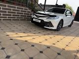Toyota Camry 2021 года за 17 500 000 тг. в Алматы – фото 2