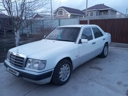 Mercedes-Benz E 200 1993 года за 2 000 000 тг. в Атырау